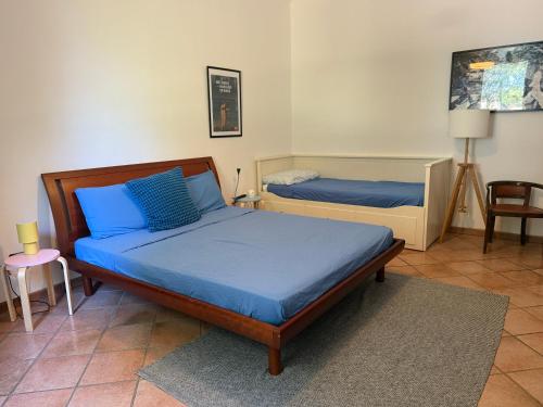 una camera da letto con due letti con cuscini blu di Teseo a Ca Vecchia