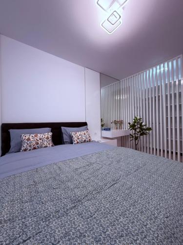 Ένα ή περισσότερα κρεβάτια σε δωμάτιο στο Luxury and space near Mall Moldova