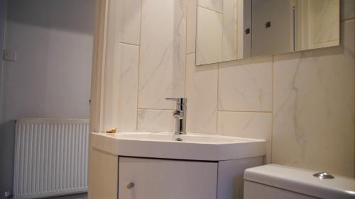 Koupelna v ubytování Stunning Beckenham Home w Driveway and Pool table