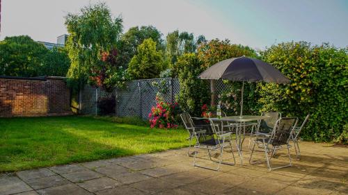 Zahrada ubytování Stunning Beckenham Home w Driveway and Pool table