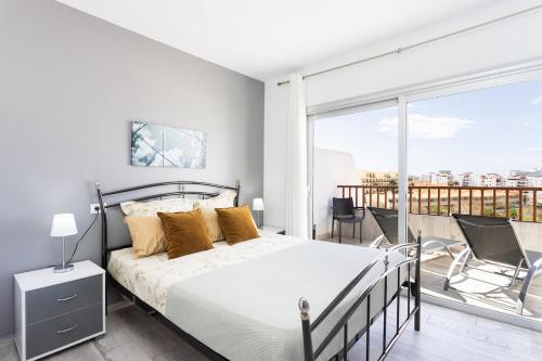 Ένα ή περισσότερα κρεβάτια σε δωμάτιο στο Bright & Elegant Duplex with Terrace and Pool, Just Steps from Puerto Colón