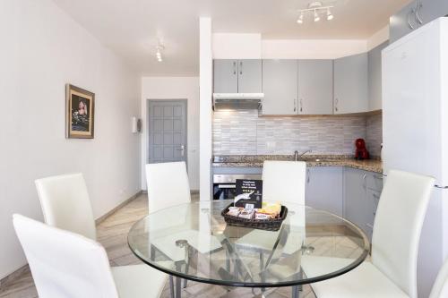 Bright & Elegant Duplex with Terrace and Pool, Just Steps from Puerto Colón