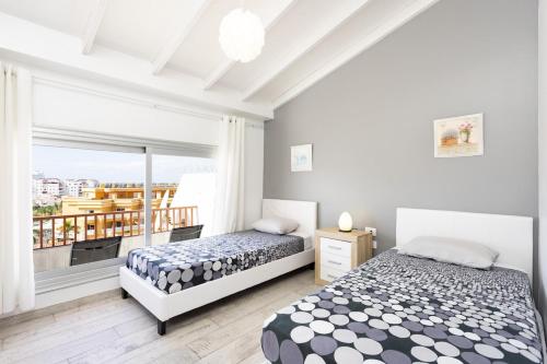 Ένα ή περισσότερα κρεβάτια σε δωμάτιο στο Bright & Elegant Duplex with Terrace and Pool, Just Steps from Puerto Colón
