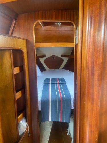 a small bedroom with a bed and bunk beds at Bily Boat Praia da Rocha Portimão in Portimão