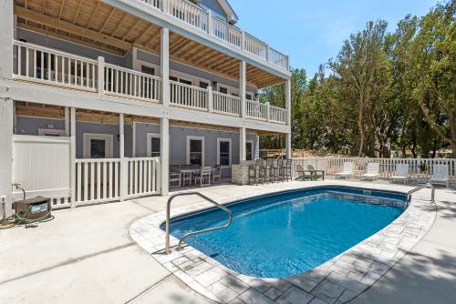 une piscine devant une maison dans l'établissement Blue Skies, à Corolla