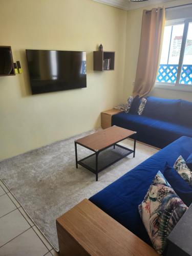 TV a/nebo společenská místnost v ubytování Appartement bien équipé à 5 min de la plage, TOUT INCLU!