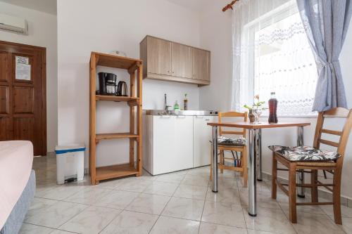 Una cocina o zona de cocina en Kastro Kera