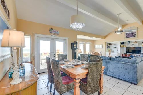 Χώρος καθιστικού στο Beach Access Renovated Casa Bonita Surfside