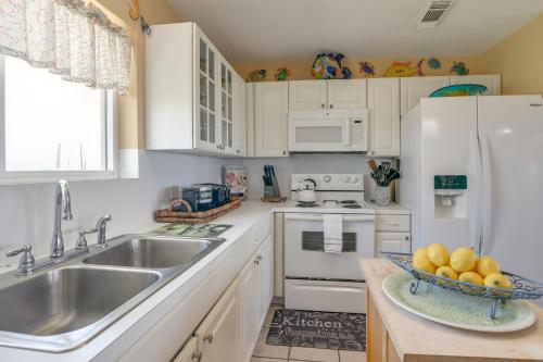 Η κουζίνα ή μικρή κουζίνα στο Beach Access Renovated Casa Bonita Surfside