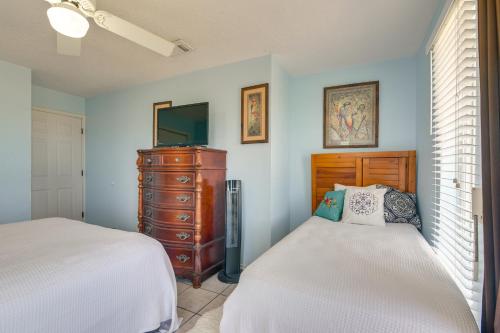 Ένα ή περισσότερα κρεβάτια σε δωμάτιο στο Beach Access Renovated Casa Bonita Surfside