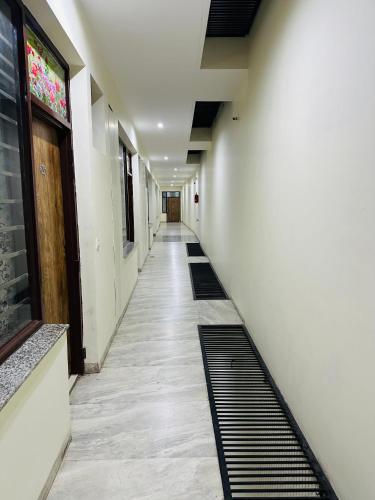 a hallway of a building with white walls and a hallwayngth at Hotel Victoria INN in Sohāna