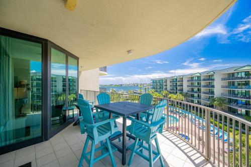 ein Balkon mit einem Tisch und Stühlen auf einem Balkon in der Unterkunft Phoenix on the Bay 1428 condo in Orange Beach