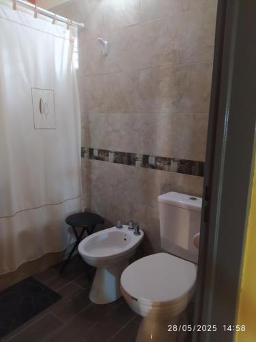 un baño con inodoro y lavabo en Casa de Nico, en Buenos Aires