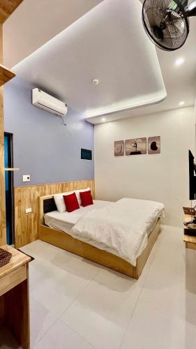 Ένα ή περισσότερα κρεβάτια σε δωμάτιο στο Habibi Hotel
