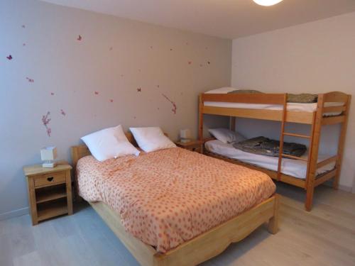 ein Schlafzimmer mit zwei Betten und einem Etagenbett in der Unterkunft victoria in Eaux-Bonnes