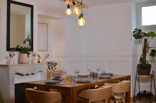 - une salle à manger avec une table, des chaises et un miroir dans l'établissement Grand duplex, à Nice