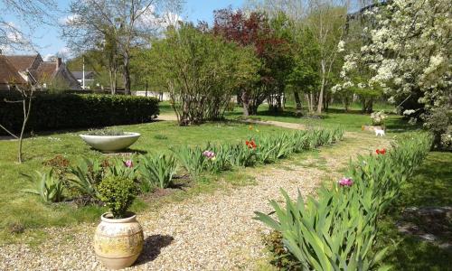 a garden with a row of plants and flowers at Hostellerie le Clos du Cher in Noyers-sur-Cher