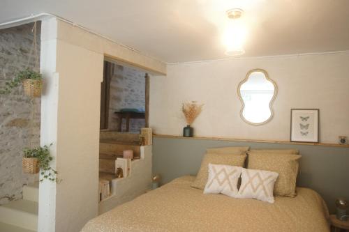 Ein Bett oder Betten in einem Zimmer der Unterkunft A l'ombre des Charlemagnes