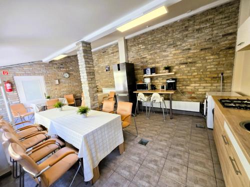 a kitchen and dining room with a table and chairs at Mediterrán Vendégház in Kecskemét