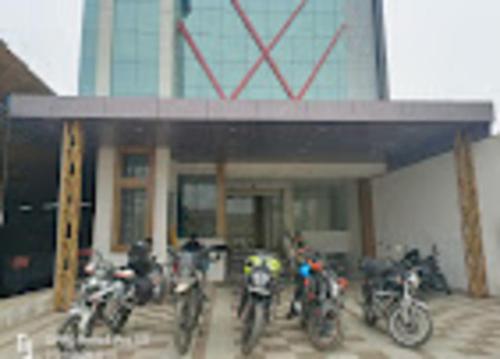 a group of motorcycles parked in front of a building at Jaiswal Dharmshala in Sultānpur