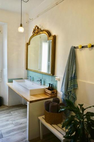une salle de bain avec un grand lavabo et un miroir dans l'établissement LA CASA DINA, à Banyuls-sur-Mer