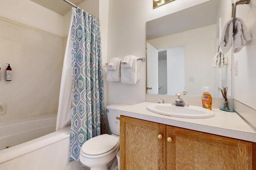 ein Badezimmer mit Waschbecken, Toilette und Badewanne in der Unterkunft Harbor Village Lakeview Condo 902-3 in Garden City