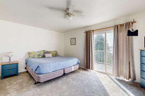ein Schlafzimmer mit einem Bett und einem Fenster in der Unterkunft Harbor Village Lakeview Condo 902-3 in Garden City