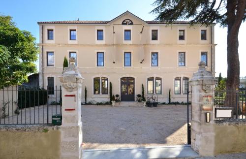a large house with a gate in front of it at Villa Toscane 2 in Marciac