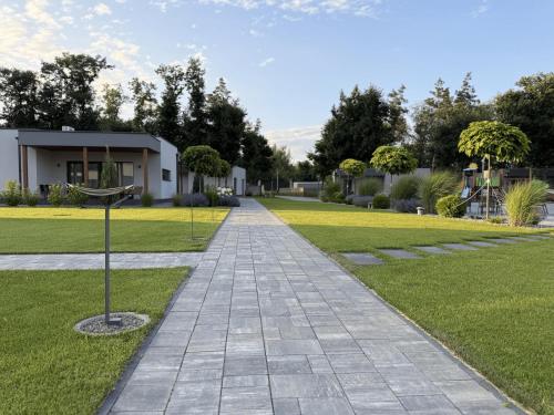 OseshchinoにあるSobi Villageの建物のある公園内歩道