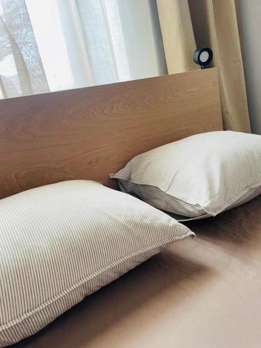 two pillows in a bedroom with a headboard at Apartamenty Polański - 20 procent zniżki na Gorący Potok oraz Termy Szaflary, w Rynku Szaflar, zniżki dla pobytów ponad 4 noce in Szaflary