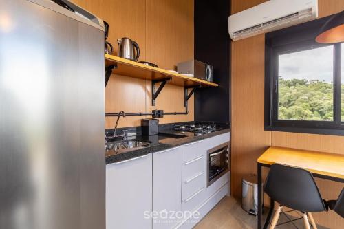 Dapur atau dapur kecil di Charmoso chalé com lareira e hidro! VST034