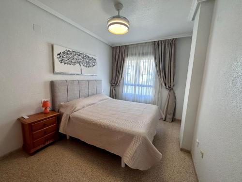 Ένα ή περισσότερα κρεβάτια σε δωμάτιο στο Newly Renovated Apartment in Guardamar del Segura