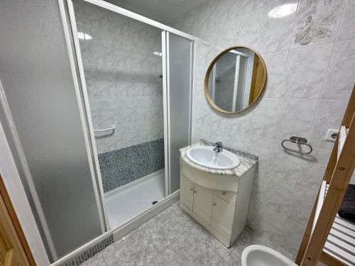Ένα μπάνιο στο Newly Renovated Apartment in Guardamar del Segura