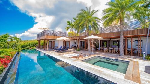 Tropical Retreat With Private Infinity Pool