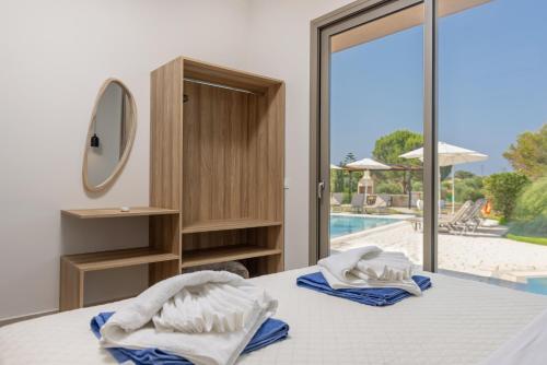 Ένα ή περισσότερα κρεβάτια σε δωμάτιο στο Villa Ismini Periyali