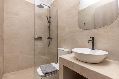Ένα μπάνιο στο Villa Ismini Periyali