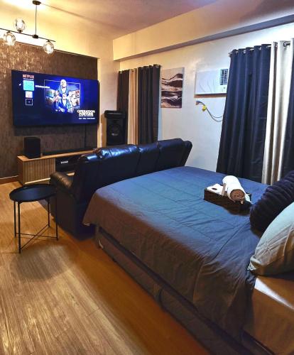 Postel nebo postele na pokoji v ubytování SW Staycation Liam Suite SMDC Hope Residences Beside SM City