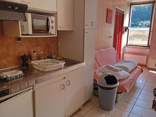 une cuisine avec un évier et un plan de travail dans l'établissement STUDIO 2 LUZ SAINT SAUVEUR 4 Personnes, à Luz-Saint-Sauveur