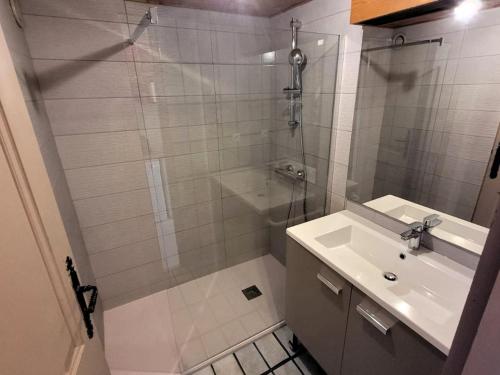 une salle de bain avec douche et lavabo dans l'établissement Studio au pied des pistes avec Wifi, animaux acceptés - FR-1-598-86, aux Gets