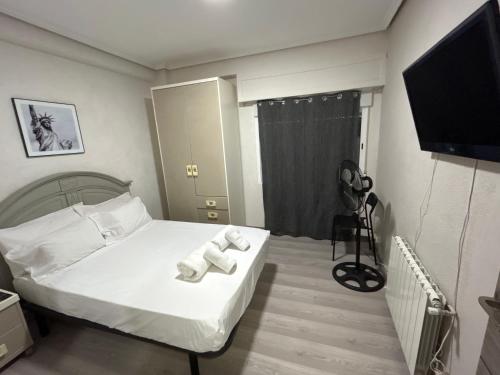 ein Schlafzimmer mit einem Bett, auf dem zwei Handtücher liegen in der Unterkunft Chalet encanto in Chiva