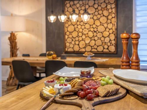 una mesa con una bandeja de comida en una mesa en Maison du Village - Nature Beach Bike & Village, en Eastman