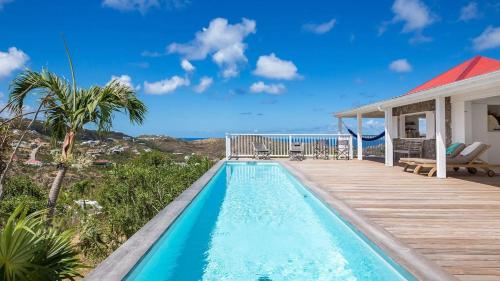ein Haus mit einem Pool und einer Terrasse in der Unterkunft Oceanview Villa With Two Private Pools in Gustavia