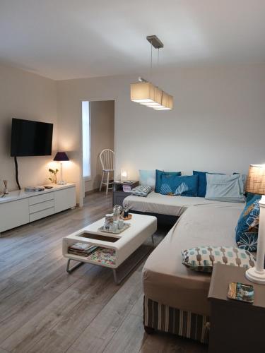 un salon avec deux lits et un canapé dans l'établissement Puces de Vanves, à Malakoff