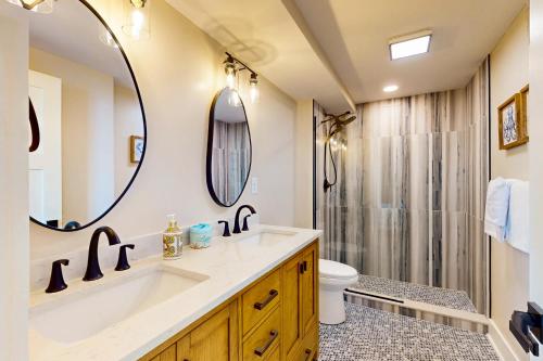 Un baño con lavabo, inodoro y espejo. en Sea Colony --- 204 N Edgewater, en Bethany Beach