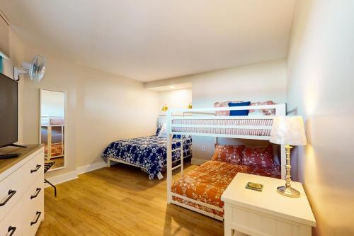 1 dormitorio pequeño con 1 litera y 1 cama en Sea Colony --- 204 N Edgewater, en Bethany Beach