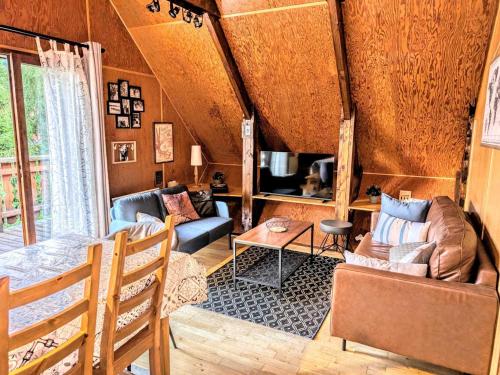 un salon avec un canapé et une table dans l'établissement Chalet cosy 10 pers, terrasse sud, park, à 50m des pistes et commerces - FR-1-416-10, à La Toussuire