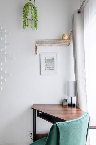 a desk in a room with a green chair at The Seaside Siesta in Long Beach