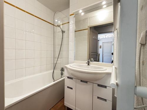 une salle de bain avec un lavabo, une baignoire et des toilettes dans l'établissement Appartement pour 6 pers. avec piscine et parking privatif - FR-1-505-109, à Flumet