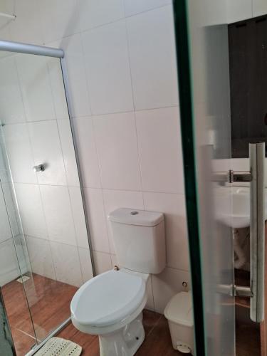 Bilik mandi di Casinha Recanto do pássaro