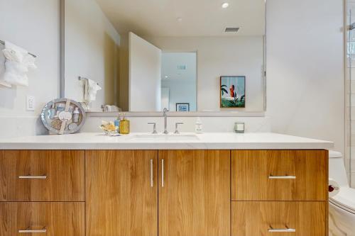 a bathroom with a sink and a large mirror at La Joya Granate in Rancho Mirage